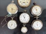 de nombreux types d'horloges exposées dans une vitrine