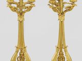 paire de bougeoirs anciens en laiton ornés de motifs floraux