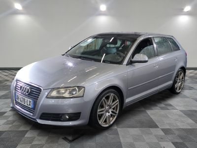 la photo d'une voiture argentée garée dans un garage