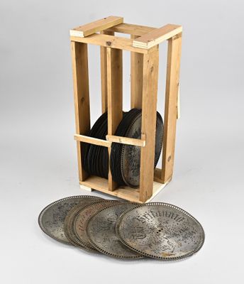 une boîte en bois contenant un tas de pièces de monnaie
