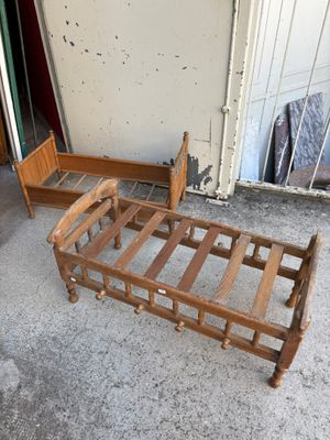 un cadre de lit en bois et un autre cadre de lit en bois dans un garage