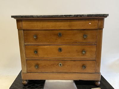 une petite commode en bois avec dessus en marbre