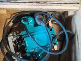une boîte contenant une machine bleue