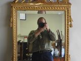un homme se prenant en photo dans un miroir