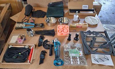 une table sur laquelle se trouvent de nombreux outils et fournitures