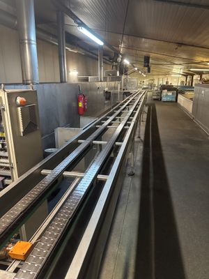 un tapis roulant au milieu d'une usine