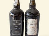 deux bouteilles de vin posées l'une à côté de l'autre sur une table