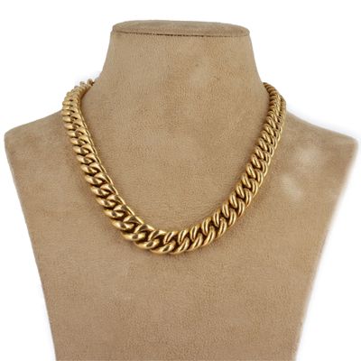 un collier à chaîne en or sur un mannequin mannequin mannequin mannequin mannequin mannequin mannequin mannequin mannequin mannequin