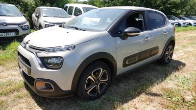 une petite voiture garée dans l'herbe