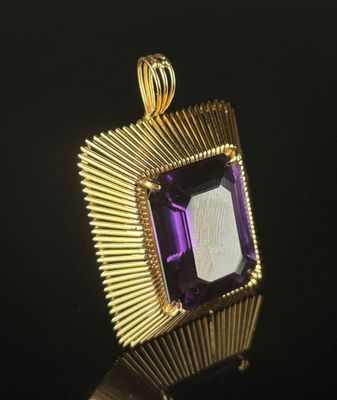 Pendentif en or jaune à décor rayonnant ajouré, autour d'une…