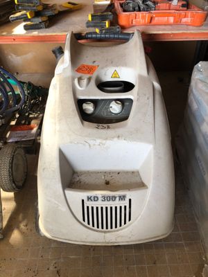 une petite machine qui se trouve dans un garage