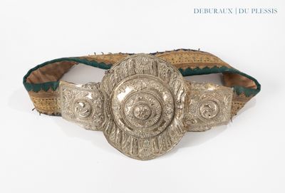 une image représentant une ceinture avec une boucle argentée sur fond blanc
