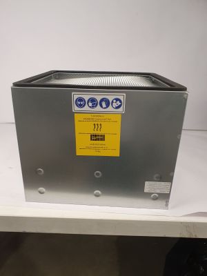 La machine est posée sur une table blanche dans la pièce.
