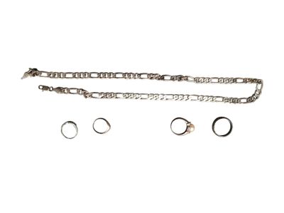 a close up of a chain with rings and a ring on it