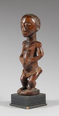 une image d'une statue en bois représentant un homme tenant un bébé