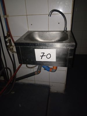 un évier muni d'un robinet sur le côté