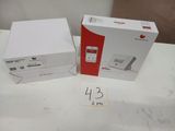 deux boîtes de télécommandes Nintendo Wii posées sur une table, avec une étiquette de prix