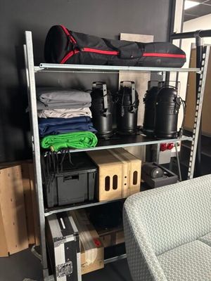 une étagère contenant de nombreux objets dans une pièce