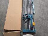 une machine posée par terre à côté d'un carton