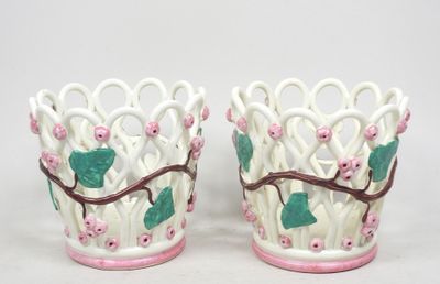 deux vases ornés de fleurs et de vrilles