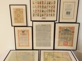 de nombreuses photos encadrées accrochées au mur d'une pièce