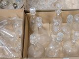 de nombreuses bouteilles en plastique vides dans une boîte posée par terre