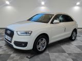 un SUV Audi blanc garé sur un sol en carrelage à damier