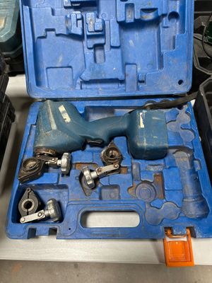une mallette à outils bleue contenant des outils, posée sur une table