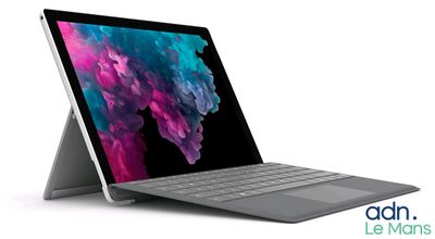 un ordinateur portable sur lequel est posé un clavier