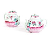 two teapots that are sitting next to each other