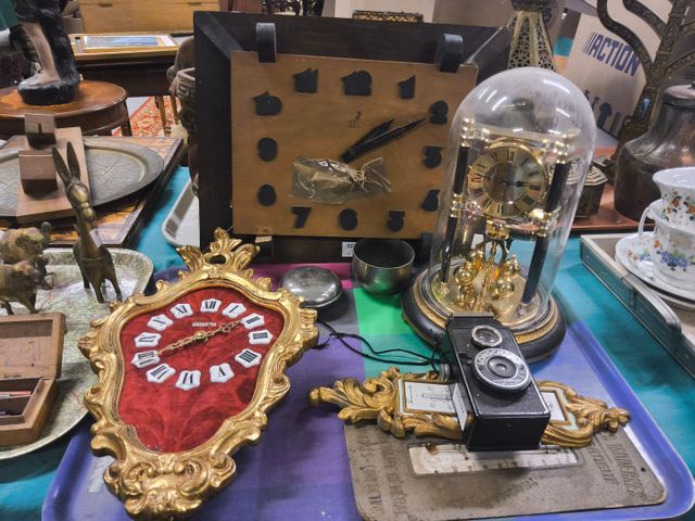 Lot le comprenant, 2 pendules murales,  pendule sous globe.  Ther...