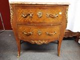 une petite commode avec un plateau en marbre