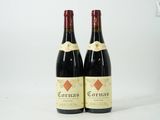 deux bouteilles de vin rouge posées l'une à côté de l'autre sur une surface blanche