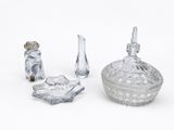 trois objets en verre posés les uns à côté des autres sur une surface blanche