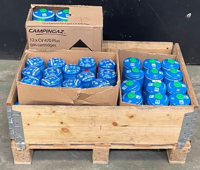 de nombreuses caisses d'eau bleue posées sur une palette