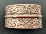 un gros plan d'une bague en argent ornée de motifs