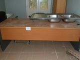 une image d'une cuisine avec un évier et une cuisinière