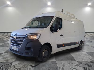 la photo d'une camionnette blanche garée sur un sol en damier