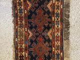 un gros plan d'un tapis accroché au mur, sur fond blanc