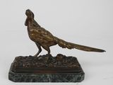 sculpture en bronze représentant un faisan, posée sur un socle en marbre