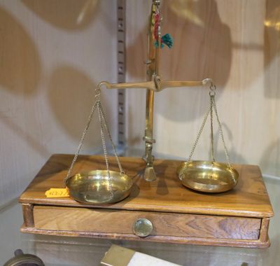 une image représentant la balance de la justice, exposée dans une vitrine
