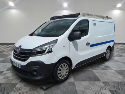 une camionnette blanche avec une bande bleue garée dans une pièce