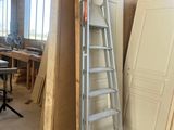 une échelle adossée au mur d'une pièce