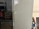 un réfrigérateur blanc et une boîte rouge dans une cuisine