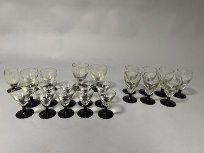 six verres à vin sont alignés sur une surface blanche