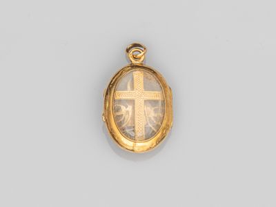 un cadenas en or avec une croix à l'intérieur