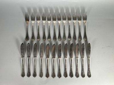 beaucoup de fourchettes et de cuillères sur la table