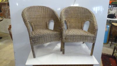 deux chaises en osier posées sur une table