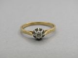une vieille bague en diamant de taille classique, ornée d'une seule pierre au centre