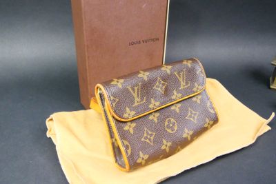 Pochette florentine avec ceinture LOUIS VUITTON en cuir grai…